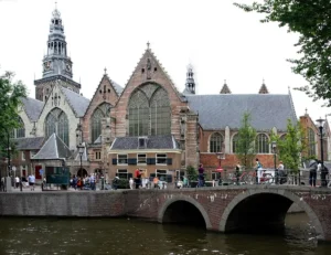 1920px-Amsterdam-508-Oude_Kerk-2010-gje