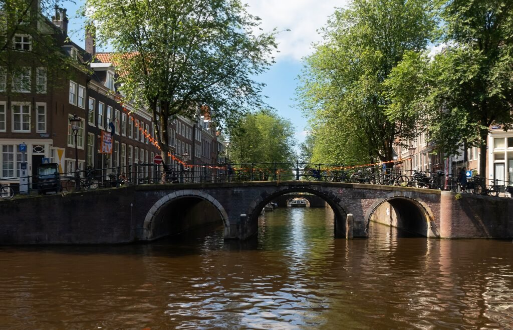 1920px-Amsterdam2C_brugje_Herengracht_-_Leidsegracht_IMG_335-1