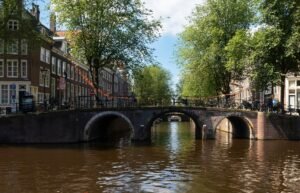 1920px-Amsterdam2C_brugje_Herengracht_-_Leidsegracht_IMG_335-14