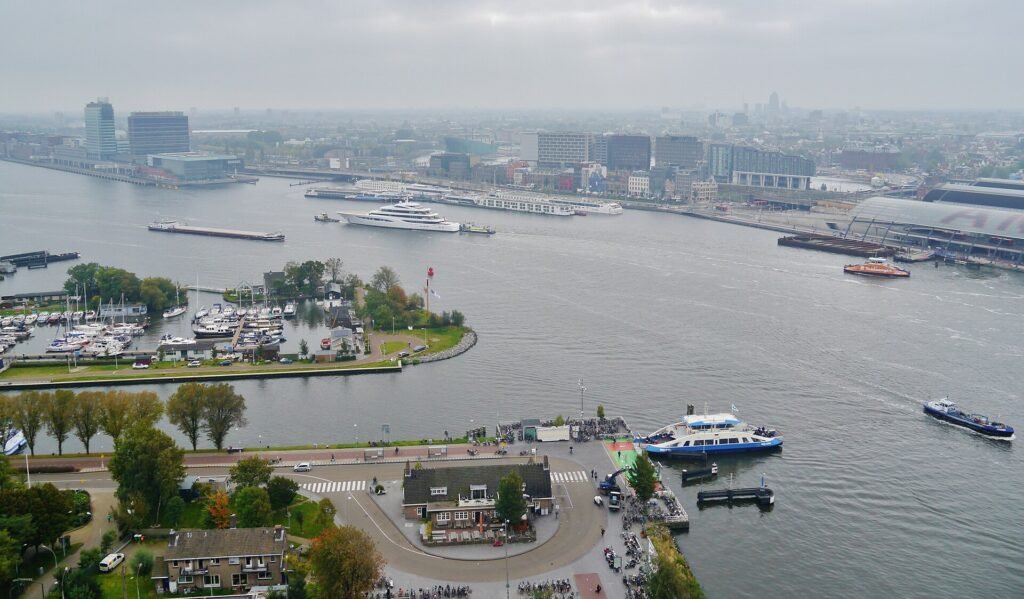 1920px-Amsterdam_A27DAM_Tower_Blick_vom_Turm_auf_den_IJ_04