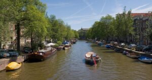 1920px-Amsterdam_Canals_-_July_2006-13