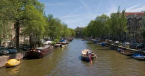 1920px-Amsterdam_Canals_-_July_2006-2