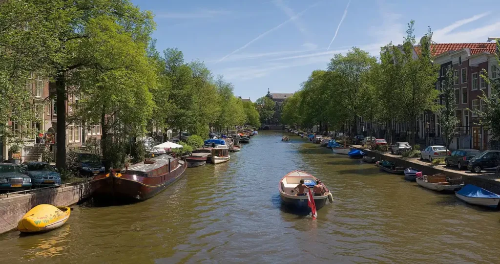 1920px-Amsterdam_Canals_-_July_2006-3