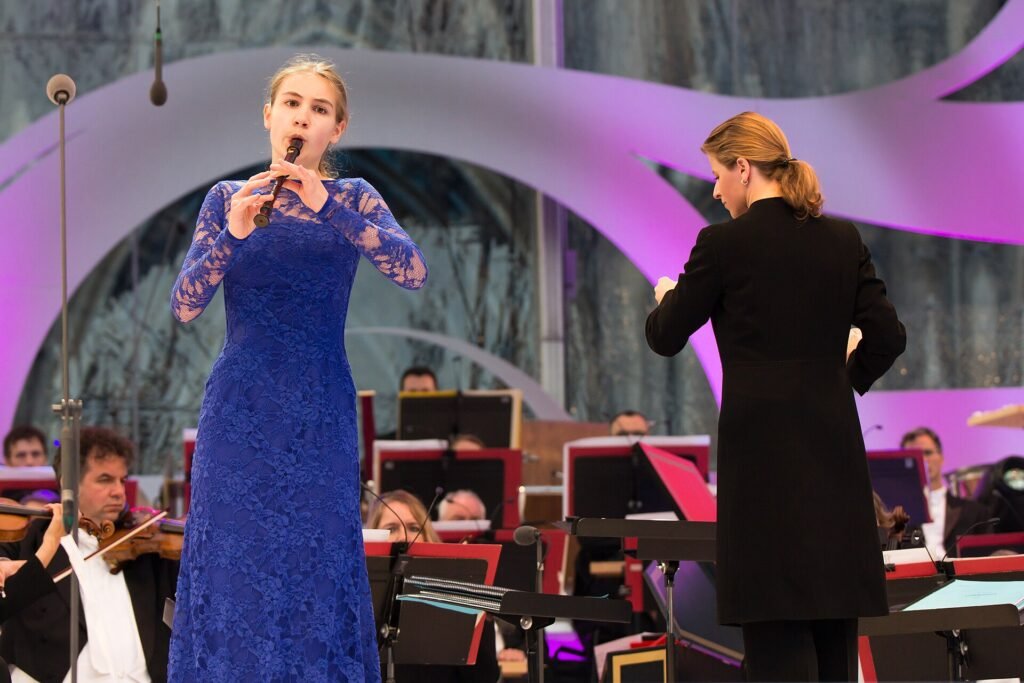 Lucie Horsch and the Eighteenth-Century Orchestra play Baroque works
