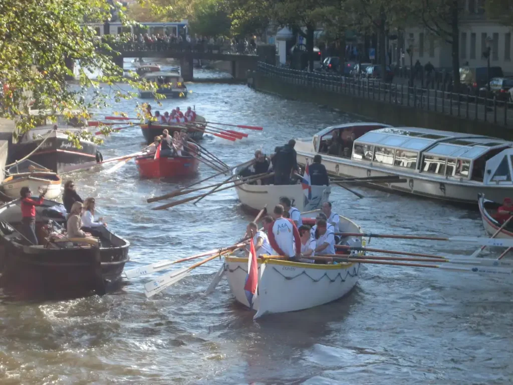 Watch the 39th Grachtenrace longboats row 25 kilometres through the canals