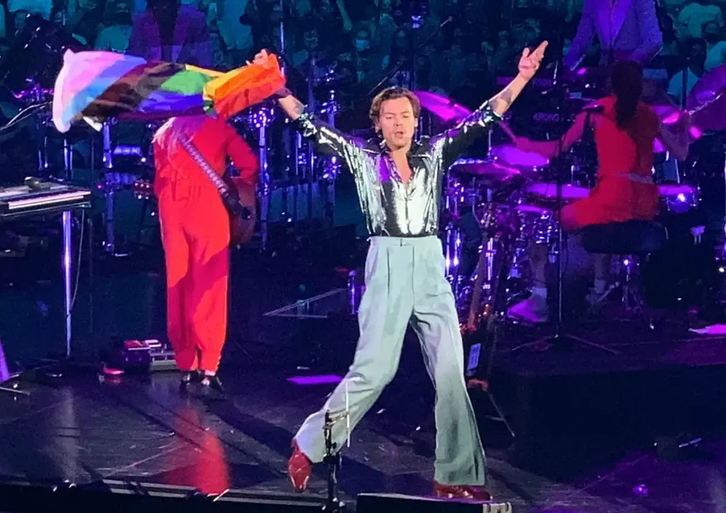 Harry_Styles_-_Xcel_Energy_Center_-_9-22-2021_-_62_28cropped