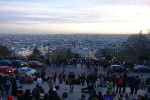 Tourist_crowd_40_Montmartre_40_Paris_283105698944429-1