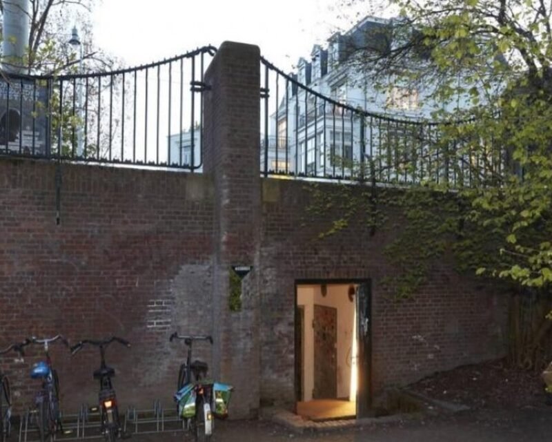 Play chess in the Vondelbunker